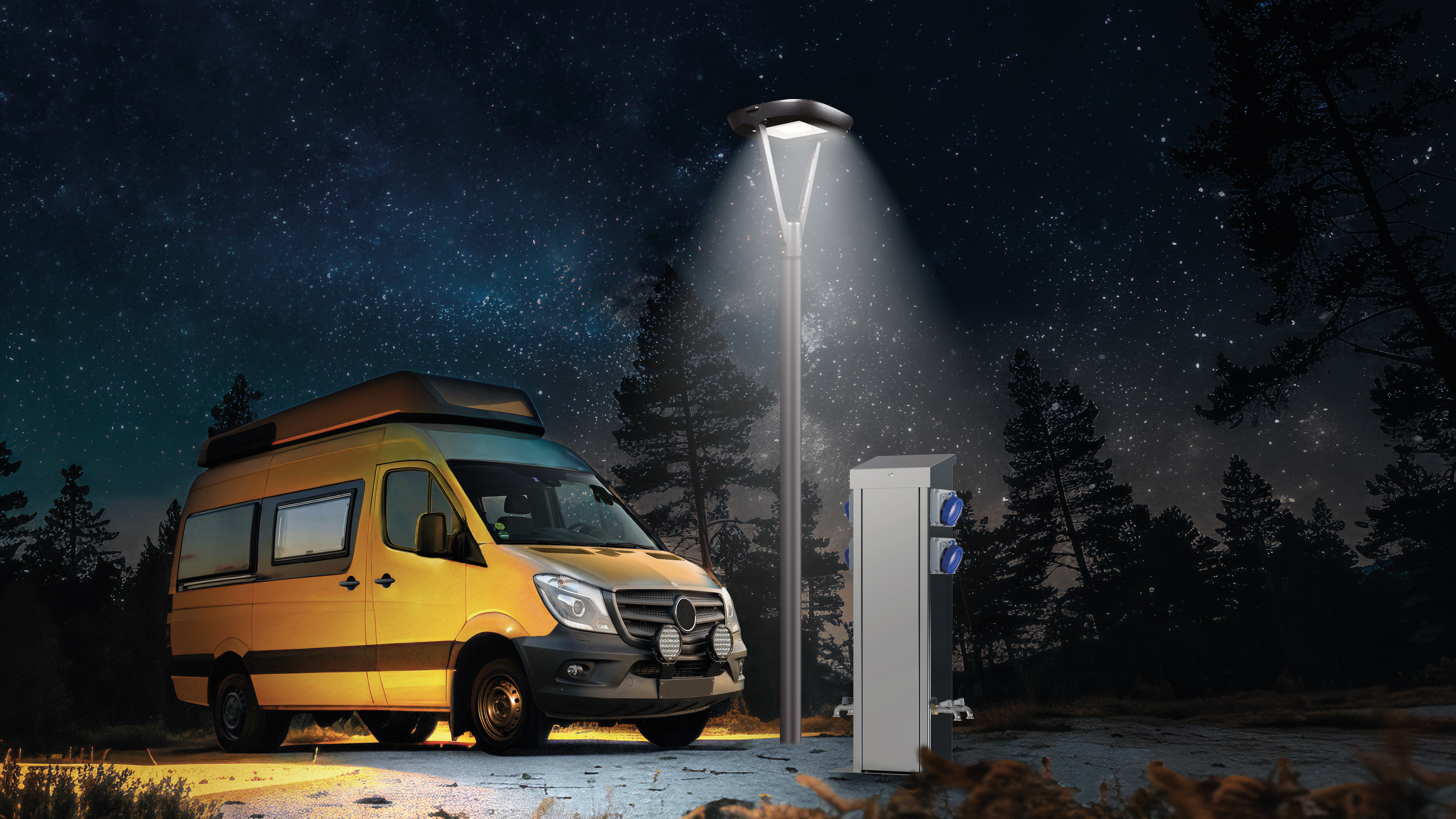 Camper in un campeggio di notte, illuminato da un lampione LED D-Hub accanto a una torretta Hubstation